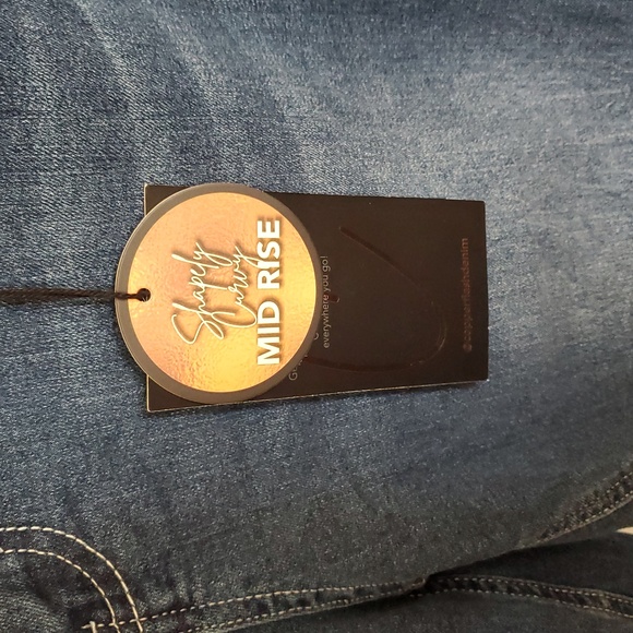 Curvy Denim Capri - Picture 5 of 7